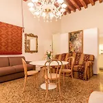 Апартаменты Fenice Backstage Over Canal *