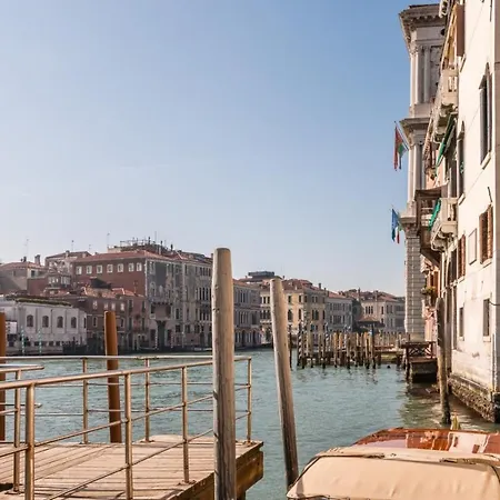 Fenice Backstage Over Canal Apartment Venice