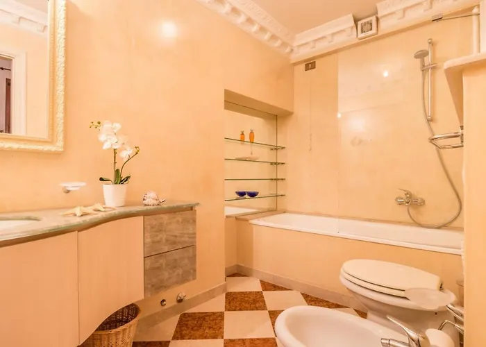 Fenice Backstage Over Canal Wenecja