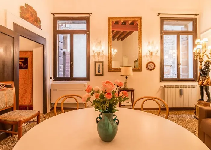 Fenice Backstage Over Canal Wenecja