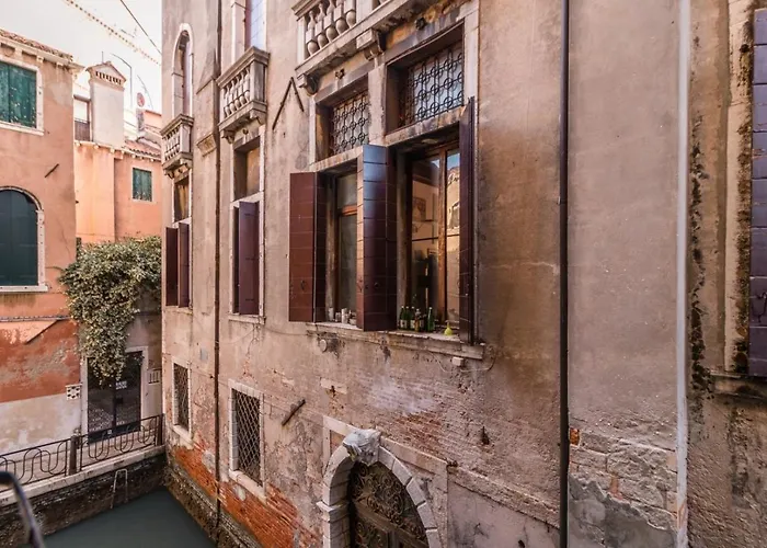 Fenice Backstage Over Canal Wenecja