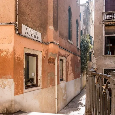 Fenice Backstage Over Canal 威尼斯