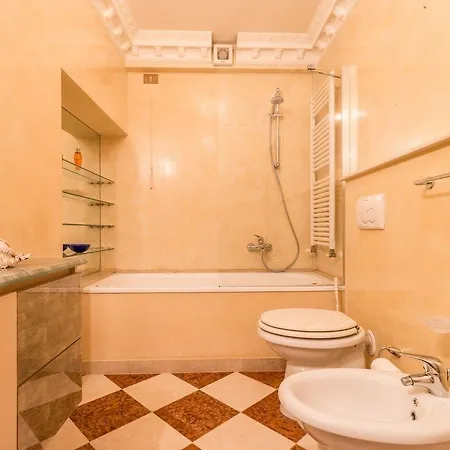 Fenice Backstage Over Canal 威尼斯