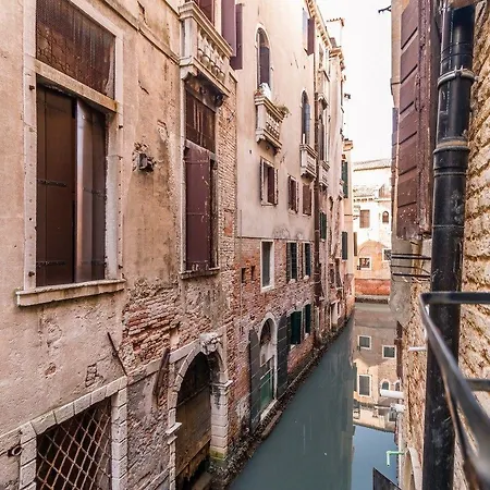 Fenice Backstage Over Canal * Venetië