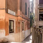 Fenice Backstage Over Canal Velence