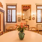 Fenice Backstage Over Canal Apartman