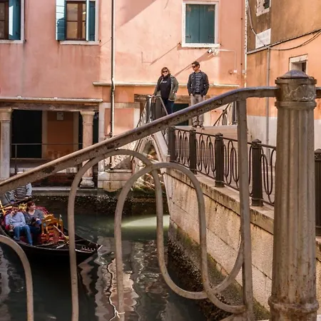 Apartment Fenice Backstage Over Canal Venedig