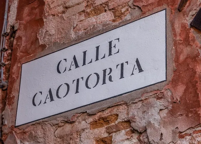 Fenice Backstage Over Canal Venedig