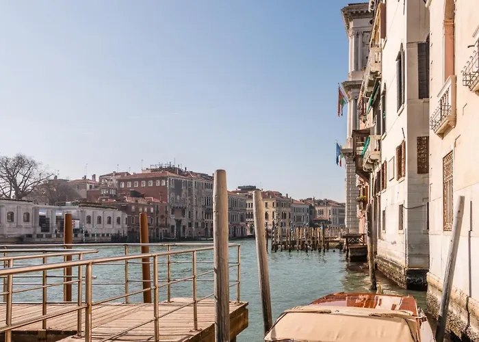 Fenice Backstage Over Canal Apartment Venedig