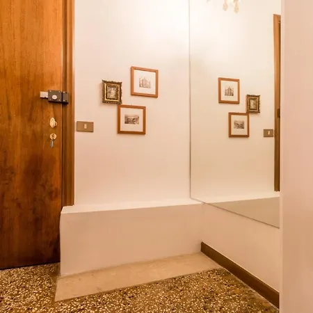 Fenice Backstage Over Canal דירה *