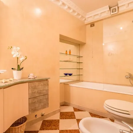 Fenice Backstage Over Canal ונציה